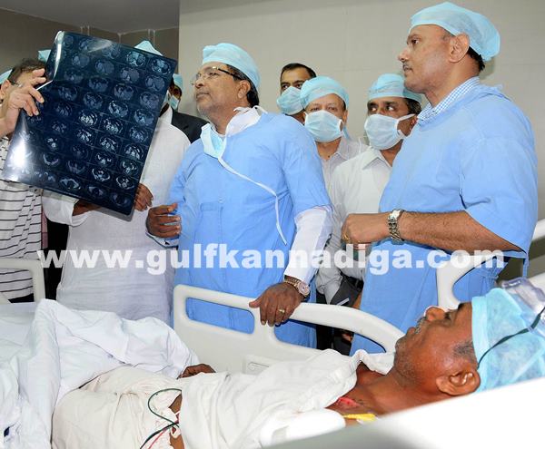 Belgaum CM visits KLE Hospital_July 6_2014_004