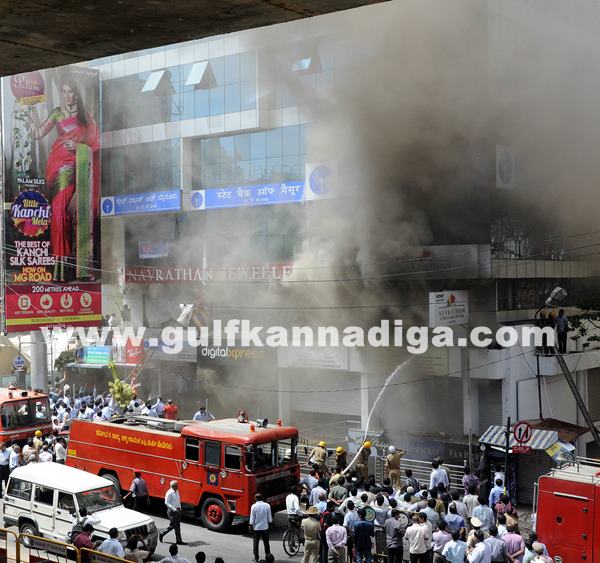 Fire at Navarathan Jewellers_July 3_2014_005