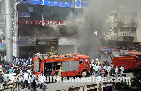 Fire at Navarathan Jewellers_July 3_2014_006