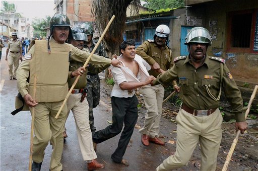 Stone pelting on police for removing pro-Maharashtra sign board in Karnataka