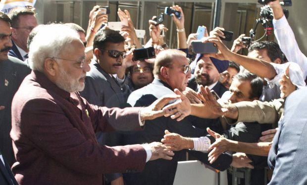 Modi_Greeting_supporters
