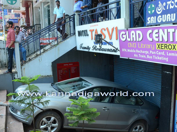 car_entered_hotel_2a