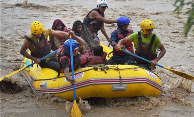 kashmir-flooding-boats