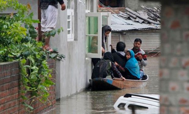 kashmir-flooding-underwater