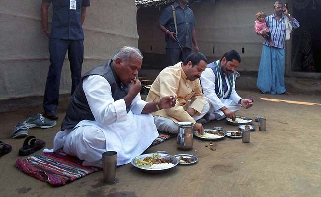 manjhi_PTI_eating_lunch_big_story_650