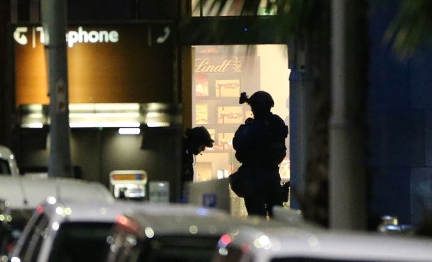 Australia Police reday to enter cafe ap photo_0
