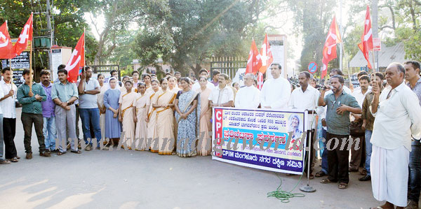 mother_teresha_protest_1