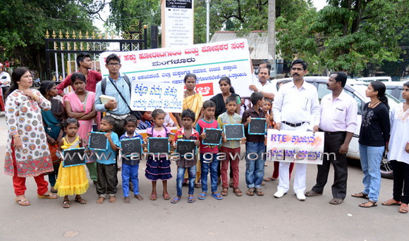 Chid_paretnt_protest_1