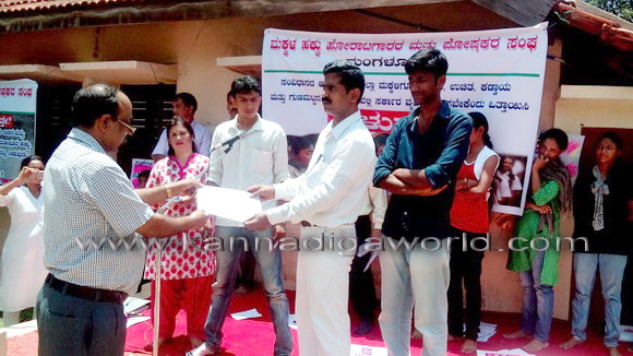 Donation_agant_protest_1