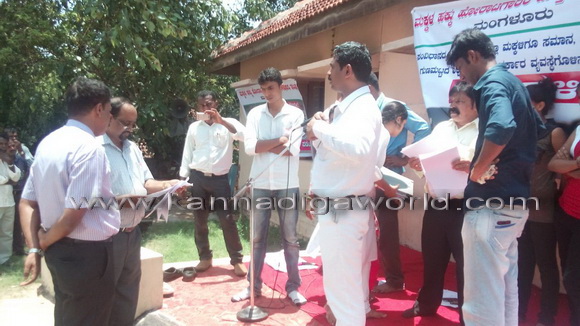 Donation_agant_protest_3