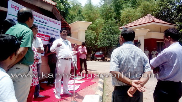 Donation_agant_protest_4