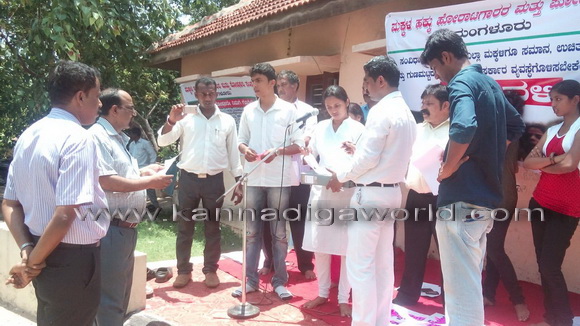 Donation_agant_protest_6