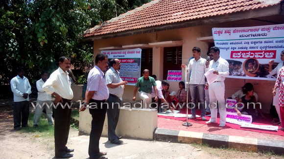 Donation_agant_protest_9