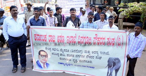 Forest_emplys_protest_1