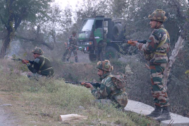 Indian Army personnel stand alert near the Air Force Base in Pathankot on January 2, 2016 during an ongoing attack on the base by suspected militants.   A major operation to secure an Indian air force base attacked by suspected Islamist militants has ended, police said, 14 hours after gunmen wearing army uniforms infiltrated the installation in northern Punjab state.    AFP PHOTO/ NARINDER NANU