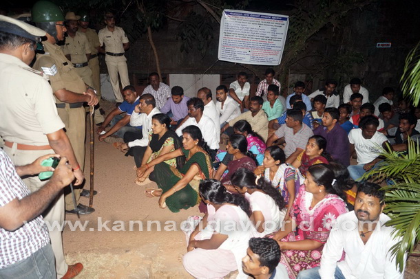 Suratkal_station_protest_1