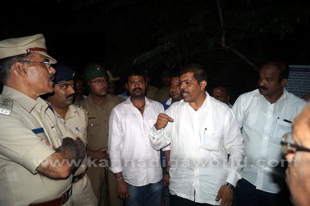 Suratkal_station_protest_10