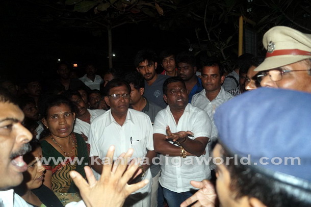 Suratkal_station_protest_12