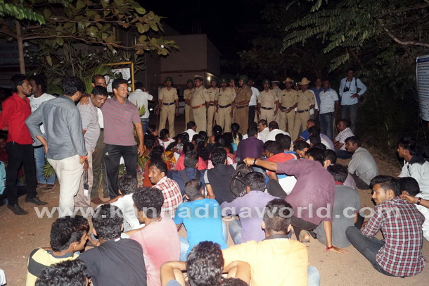 Suratkal_station_protest_2