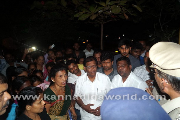 Suratkal_station_protest_3