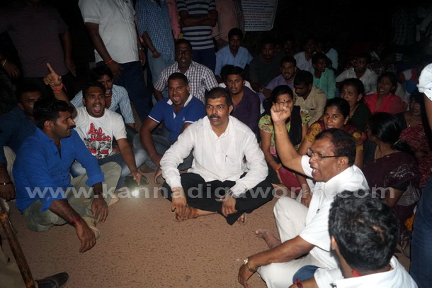 Suratkal_station_protest_9