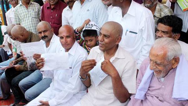 30-3-16: Bengaluru: Members of the AAP Party members take out their head hair and packed for CM Siddaramaiah and Collegues in the Governmenrt  protest rally near Anand Rao Circle in Bengaluru on Wednesday./S Manjunath