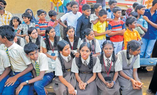 SSLC students of Swamy Vivekananda School in Thanisandra in protest against school management for not getting their hall tickets for the for the class ten exammination on Wednesday. DH Photo.