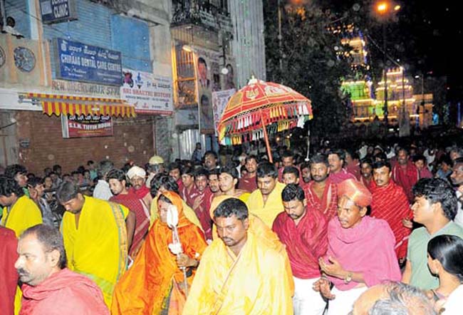 A large number of devotees gathers in front of Dharmaraya Temple during the historical Bengaluru Karaga Festival at Tigalara Pete in Bangalore on Friday night. -Photo/ Ranju P