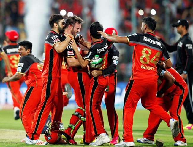 Royal Challengers Bangalore players celebrates their won against Gujarat Lions during match 57 (Qualifier 1) of the Vivo IPL ( Indian Premier League ) 2016 between the Gujarat Lions and the Royal Challengers Bangalore held at The M. Chinnaswamy Stadium in Bangalore, India,  on the 24th May 2016 Photo by Deepak Malik / IPL/ SPORTZPICS