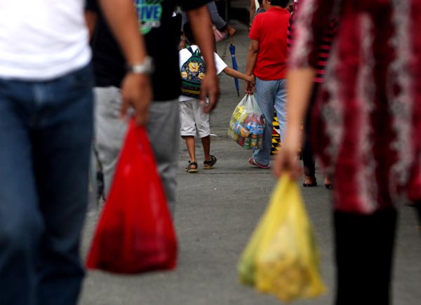 People still use plastic bags to carry their goods at the Commonwealth Market in Quezon City on September 1, 2012. The Quezon City government started implementing a ban on the use of plastic bags in its business establishments. (Photo by Jacqueline Hernandez)