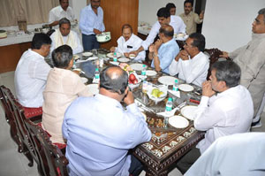 THE CHIEF MINISTER MR SIDDARAMAIAH HAD A BREAKFAST MEETING WITH HIS CABINET COLLEAUGES AND OTHER DIGNITARIES IN KARNATAKA BHAVAN IN NEW DELHI ON JUNE 17.