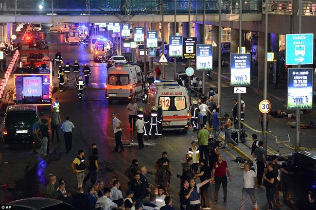 Istanbuls Ataturk airport -35C40C5900000578-3664710-Shocked_crowds_of_bystanders_and_holidaymakers_mix_with_emergenc-a-21_1467156133033