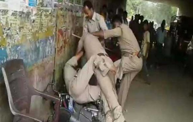 lucknow-policemen-brawl