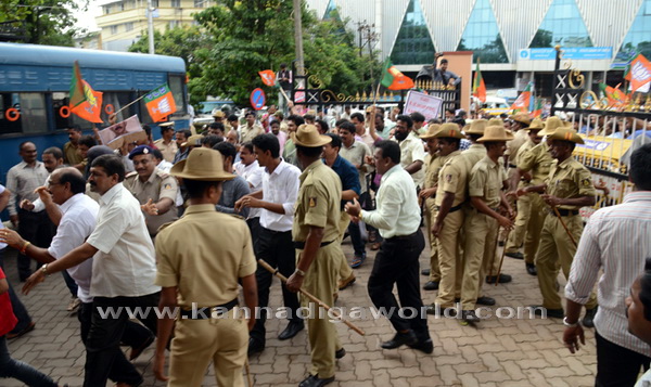Bjp_Protest_Dysp_1
