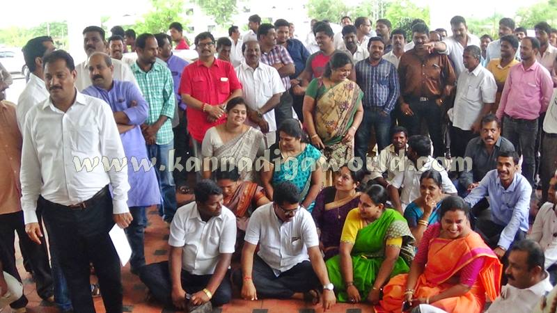 Udupi_BJP PRotest_Dysp (3)