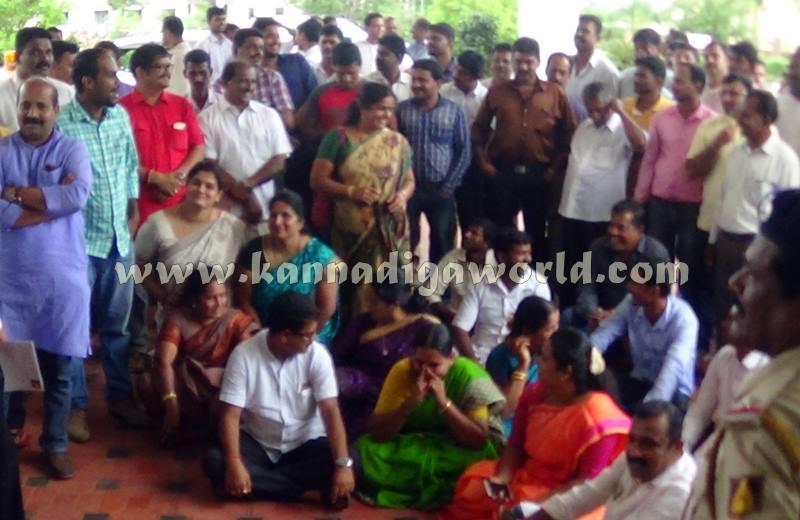 Udupi_BJP PRotest_Dysp (4)