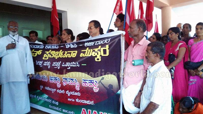 Byndoor_94C_Protest (3)