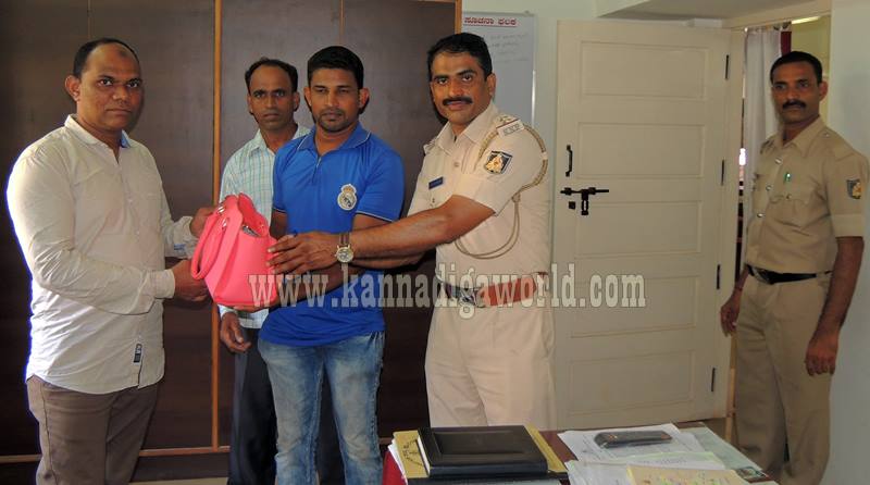 Kundapura_Rikshwa Drivers_Purse Return (4)