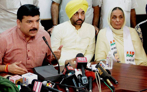 Chandigarh: Aam Aadmi Party leaders Sanjay Singh and Bhagwant Mann with newly joined Kuldeep Kaur Tohra daughter of former Akali stalwart late Gurcharan Singh Tohra during a press conference in Chandigarh on Tuesday. PTI Photo                 (PTI8_30_2016_000126B)