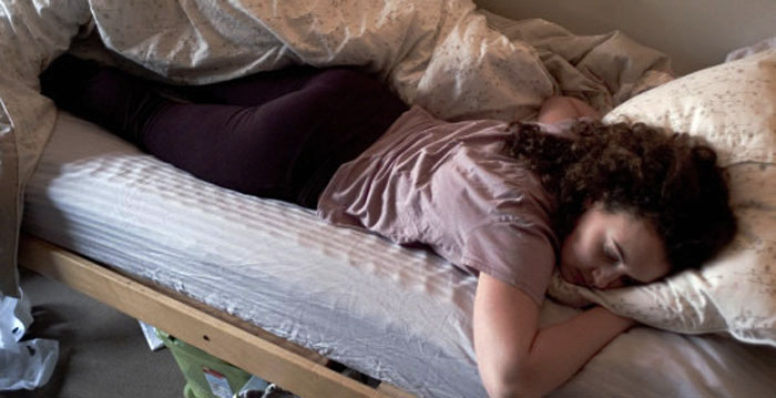 Спящая жена в розовых трусах фото